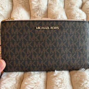 Micheal Kors Wristlet🎀